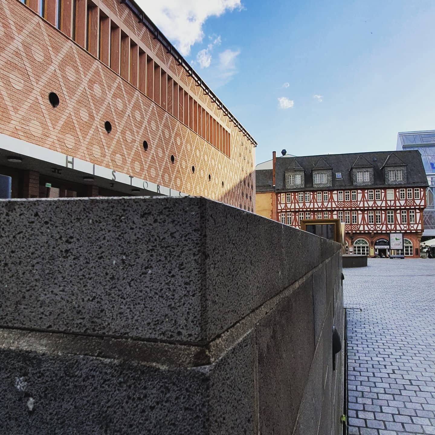 FRANKFURT &bull;
#historisch #wertvoll #kunst #kultur #geschichte #museum #fahrtor #saalhof #1 #frankfurtammain #Altstadt #sandbergfrankfurt #colorful #street #view #architecture #design #create #humanity