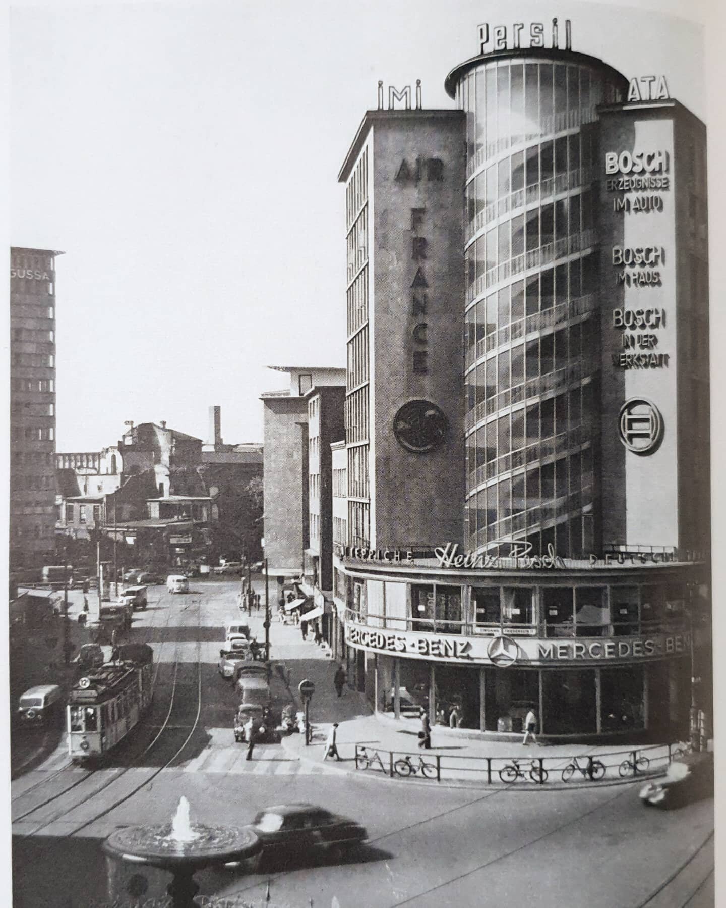 Juniorhaus am Kaiserplatz &bull;
Frankfurt am Main, Herbst #1949 #sandbergfrankfurt #original #blackandwhite #classic #photography #dasechtefrankfurt #adox #building #awesome #architecture #inside #069 #street #view #kaiser #international #germany