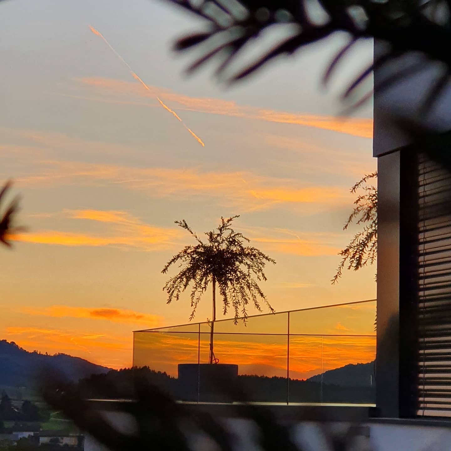 ..when the #sun goes down..
&bull;
bist du im Idealfall mit deinen Liebsten und genie&szlig;t diesen Moment so oft es geht- an den verschiedensten Orten auf unserer #Erde #😎🤙
&bull;
#switzerland #magical #views😍 #sunset #photography #design #reale