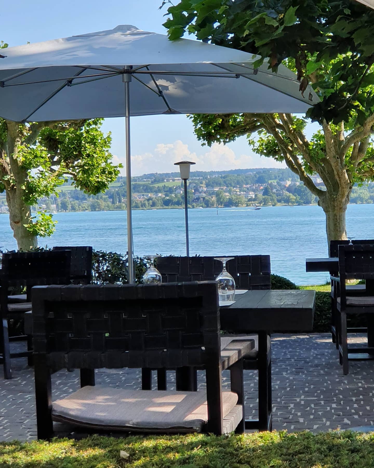 Die Kulisse steht, der Tisch ist gedeckt- 
P&uuml;nktlich zum #Sonnenuntergang #🥰 
&bull;
#sundown #fine #dining #ophelia #bodensee #konstanz #love #magical #views😍 #sandbergfrankfurt #design #of #nature #unique #architecture #feel #free #njoy #the